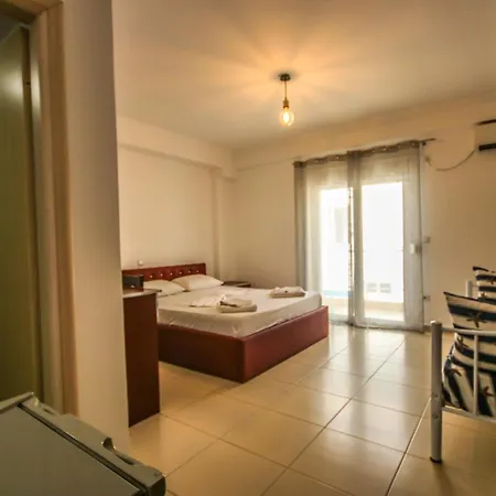 Hibiscus , Aparthotel Himare