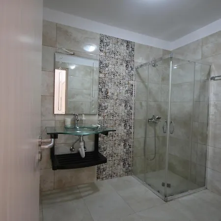 Hibiscus , Aparthotel Himare
