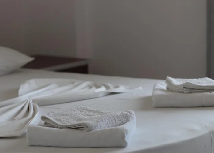 Hibiscus And Breakfast , Aparthotel Himare