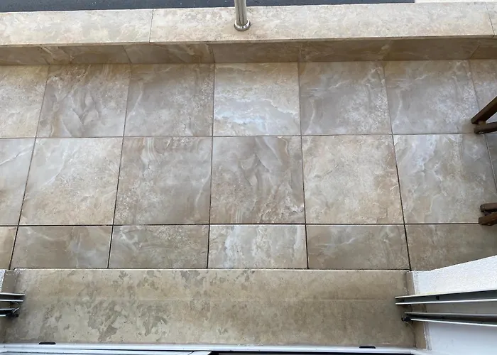 Hibiscus And Breakfast , Himare