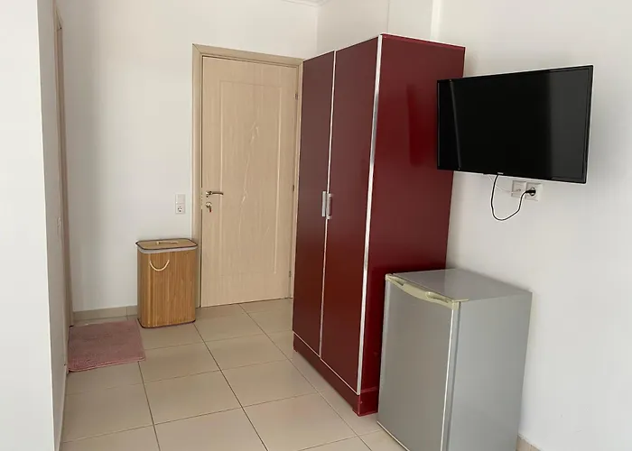 Hibiscus And Breakfast , 3*