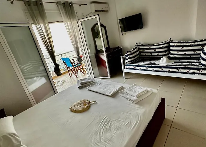 Hibiscus And Breakfast , 3*