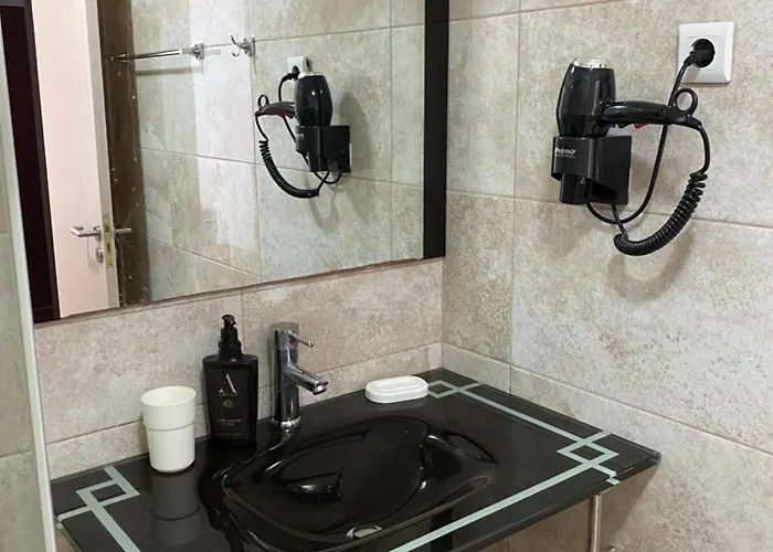 Hibiscus And Breakfast , Aparthotel Himare