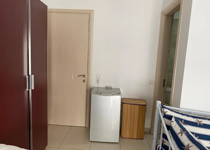 Hibiscus And Breakfast , Aparthotel Himare