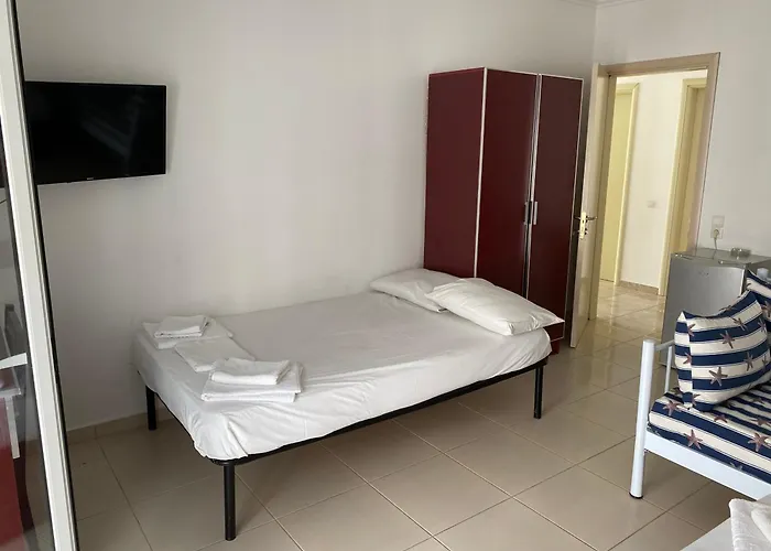 Hibiscus And Breakfast , Aparthotel Himare