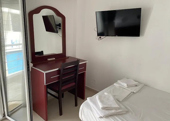 Aparthotel Hibiscus And Breakfast , Himare