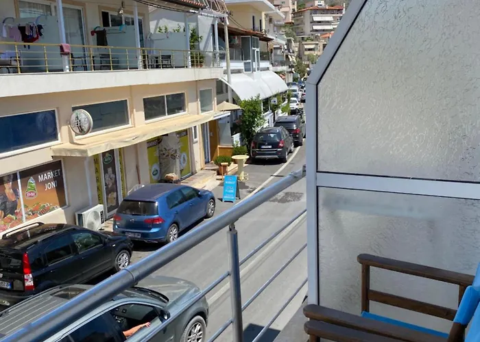 Hibiscus And Breakfast , Aparthotel Himare