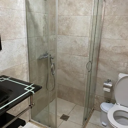 Hibiscus Accommodations , Himare Lägenhetshotell 3*