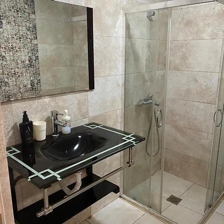 Hibiscus Accommodations , Himare Lägenhetshotell 3*