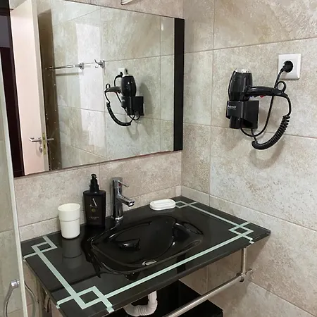 Hibiscus Accommodations , Himare Lägenhetshotell Himare