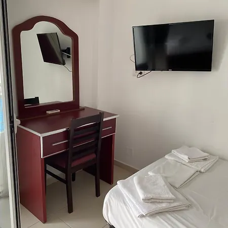 Lägenhetshotell Hibiscus Accommodations , Himare Himare